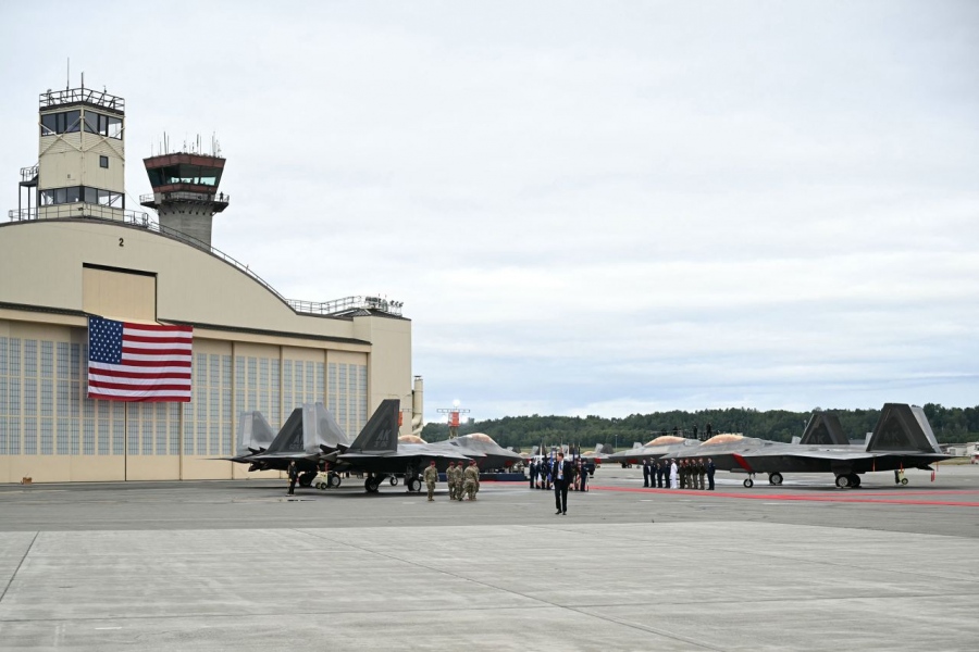 Απίστευτο - Ο Trump υποδέχθηκε τον Putin με φόντο τα... αεροσκάφη που εμπλέκονται σε αερομαχίες με τα ρωσικά μαχητικά