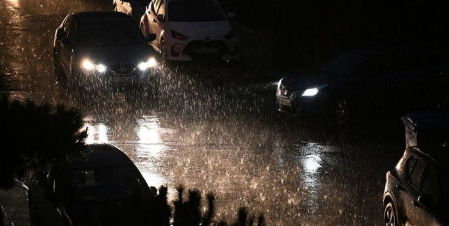 Στο έλεος της κακοκαιρίας η Αττική: Κλειστή η οδός Σεμιτέλου στην Αθήνα, κανονικά η κυκλοφορία στο Πόρτο Ράφτη