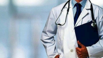 Γιατρός κατηγορείται ότι έπαιρνε φακελάκια για να παρακάμψει τη λίστα αναμονής στα χειρουργεία