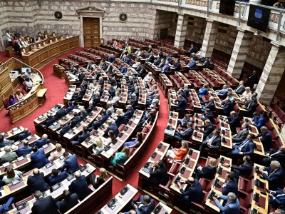 Μαύρη ημέρα για την ελληνική Βουλή - Δεκτή με 159 «ναι» έγινε η τροπολογία για το μνημείο του Αγνώστου Στρατιώτη