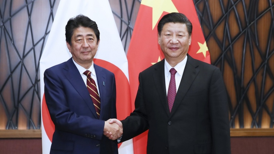 Στην Κίνα ο πρωθυπουργός της Ιαπωνίας, Shinzo Abe με το βλέμμα στον Trump