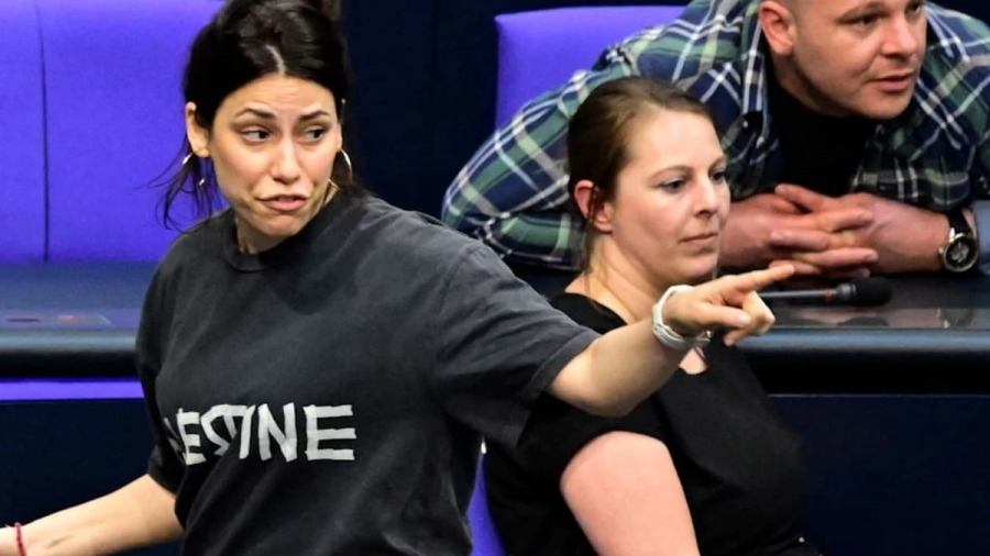 Χορηγός του διεθνούς ταραξία η Bundestag - Γερμανίδα βουλευτής αποβλήθηκε επειδή φορούσε μπλουζάκι που έγραφε... «Παλαιστίνη» (vid)