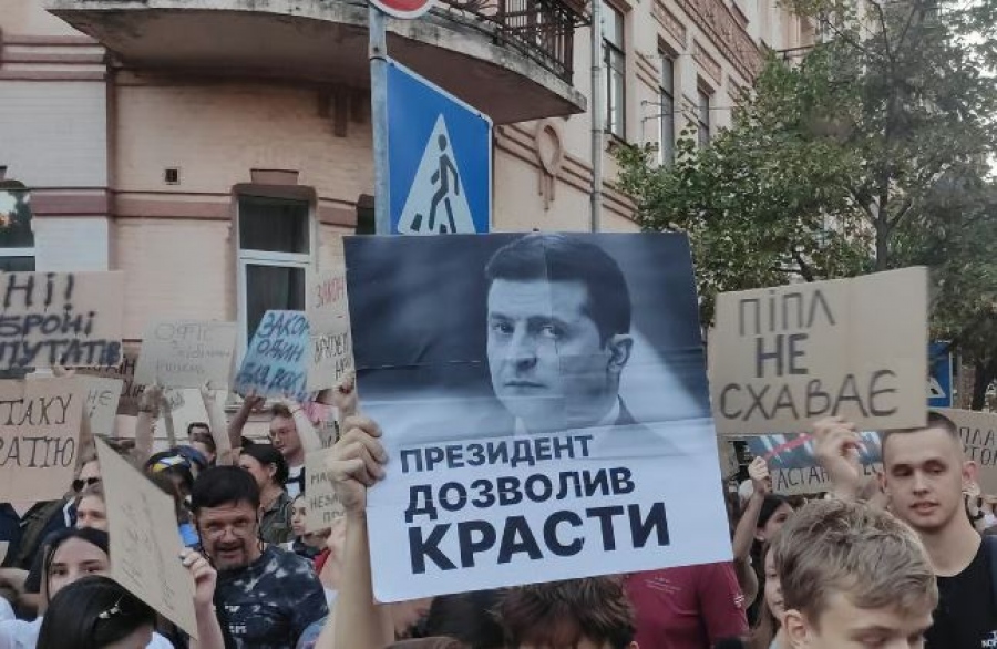 Απόγνωση - Ο Zelensky επιχειρεί με τον στρατό να δυσφημίσει τις διαδηλώσεις κατά της διαφθοράς στην Ουκρανία
