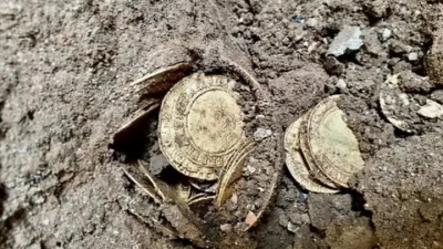 Στην ανακαίνιση της κουζίνας βρήκαν στο πάτωμα χρυσά νομίσματα αξίας... 856.000 ευρώ