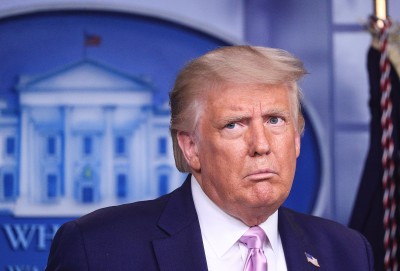Ο Trump αρνείται ότι παρενόχλησε 24χρονη το 1997 και απειλεί τον Guardian