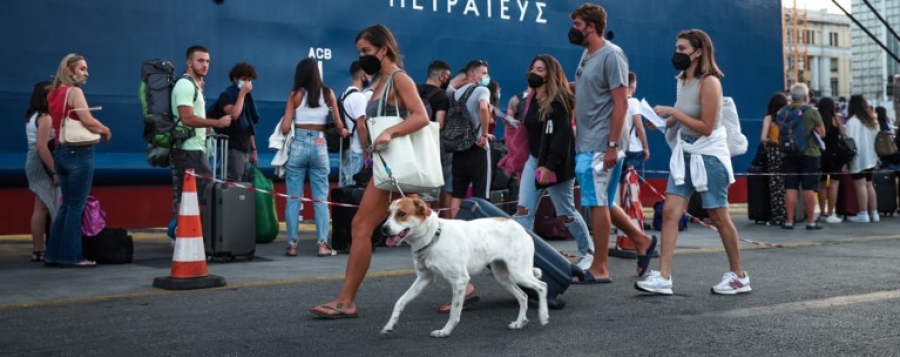 Έξοδος του Δεκαπενταύγουστου - Πειραιάς: Αναχωρούν πάνω από 100.000 εκδρομείς