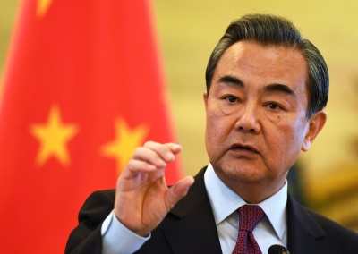Wang Yi (ΥΠΕΞ Κίνας) σε Trump: Οι νέοι δασμοί δεν είναι η λύση στον εμπορικό πόλεμο