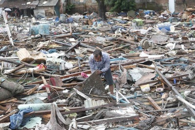Ινδονησία: Προειδοποιήσεις στους κατοίκους για ακραία καιρικά φαινόμενα και για νέο τσουνάμι – Στους 429 οι νεκροί