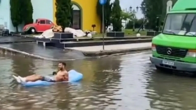 Κατερίνη: Νεαρός άνδρας βγήκε… με φουσκωτό στρώμα θαλάσσης σε πλημμυρισμένο δρόμο