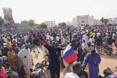 Νίγηρας: Χιλιάδες διαδηλωτές πολιορκούν τη στρατιωτική βάση στη Niamey – Ζητούν να φύγουν τώρα οι Γάλλοι στρατιώτες