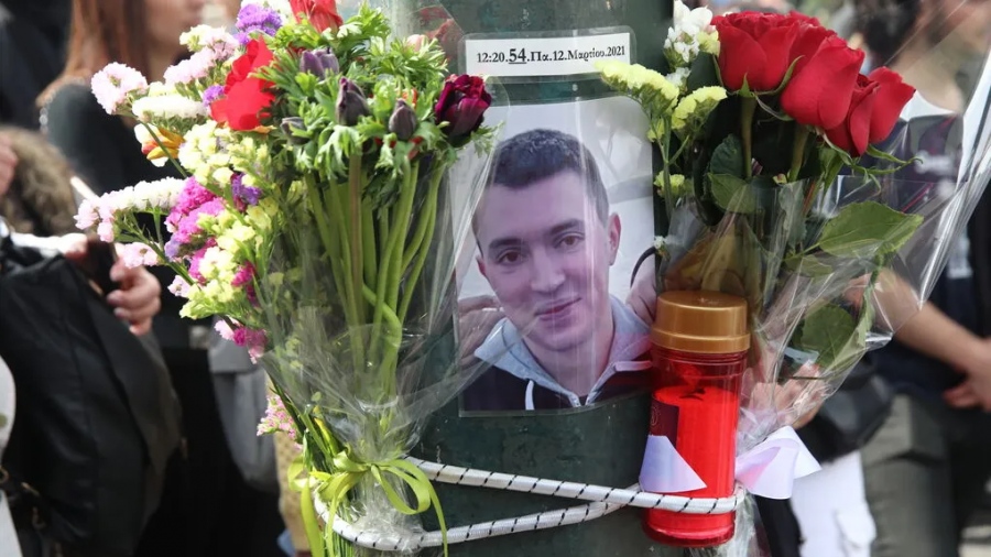 Ξεκίνησε η δίκη για το θάνατο του Ιάσονα, 3 χρόνια μετά το τροχαίο έξω από τη Βουλή με τον οδηγό της Ντ. Μπακογιάννη