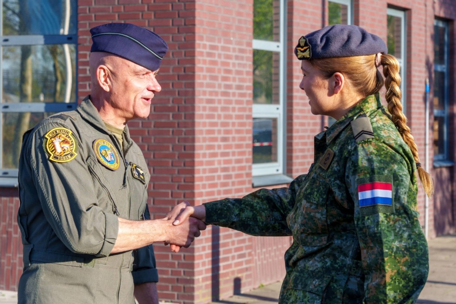 Η πριγκίπισσα της Ολλανδίας ξεκινά τη στρατιωτική θητεία της στην Πολεμική Αεροπορία