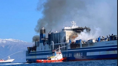 Euroferry Olympia: Μαίνονται οι φλόγες, το πλοίο έχει προσδεθεί από ρυμουλκό - Τα επόμενα βήματα, ποιοι βρίσκονται στην Κέρκυρα