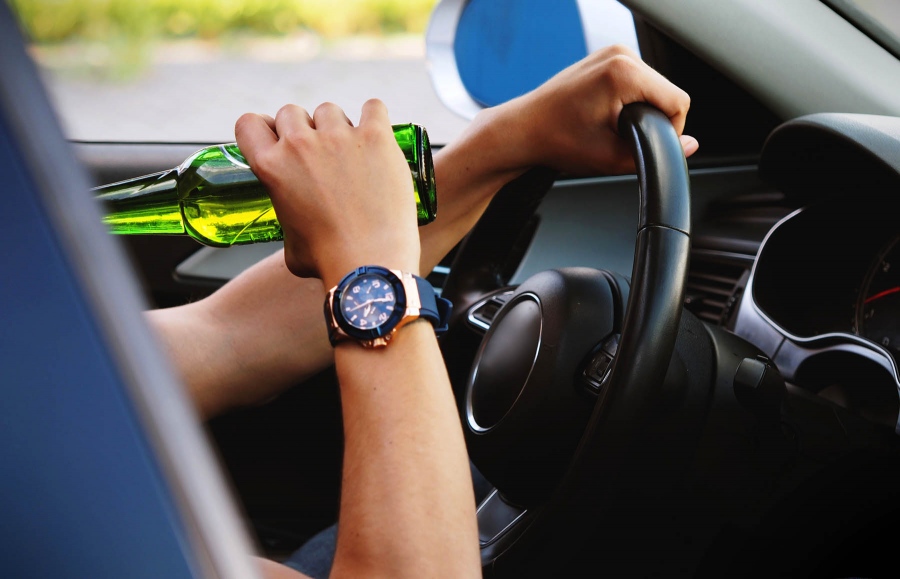 Απαγόρευση αλκοόλ στους οδηγούς κάτω των 25 ετών ζητούν οι ασφαλιστικές