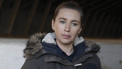 Δανία: H πρωθυπουργός ζητάει συγγνώμη για τη διαχείριση κρίσης, με δάκρυα στα μάτια