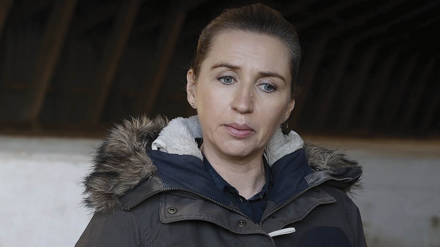 Δανία: H πρωθυπουργός ζητάει συγγνώμη για τη διαχείριση κρίσης, με δάκρυα στα μάτια