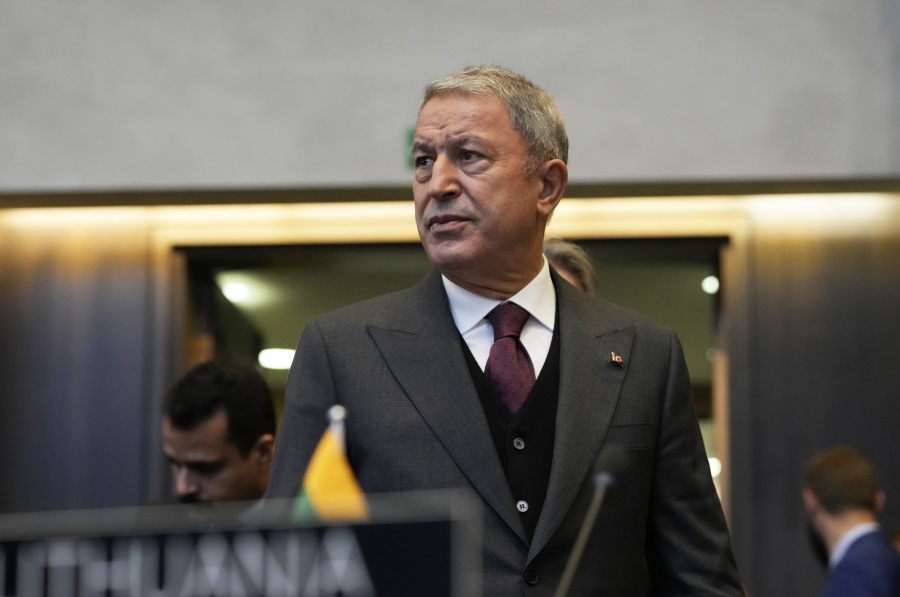 Θετικός στον Covid και ο Τούρκος υπουργός Άμυνας, Hulusi Akar