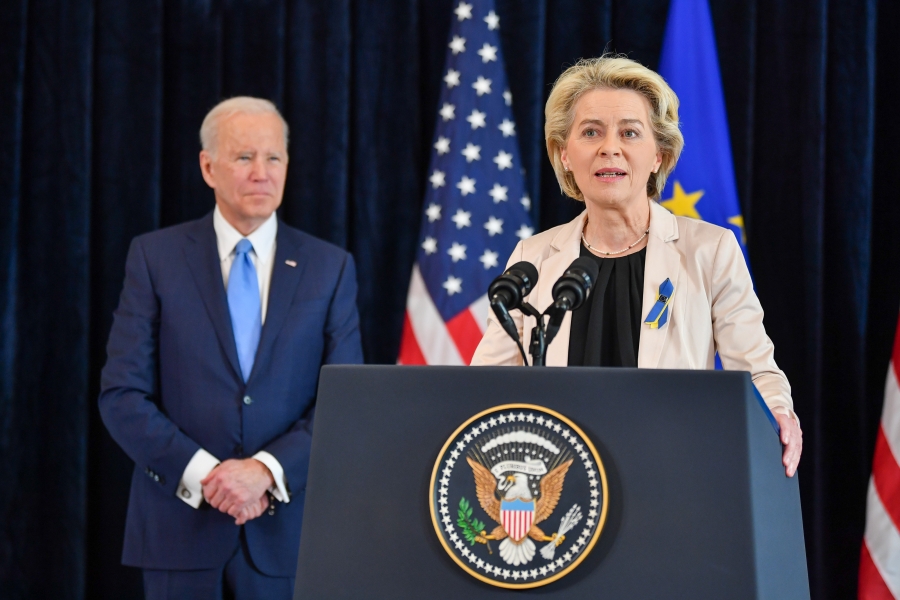 Politico: Ψεύτικες οι δεσμεύσεις Biden για προμήθεια φυσικού αερίου στην Ευρώπη