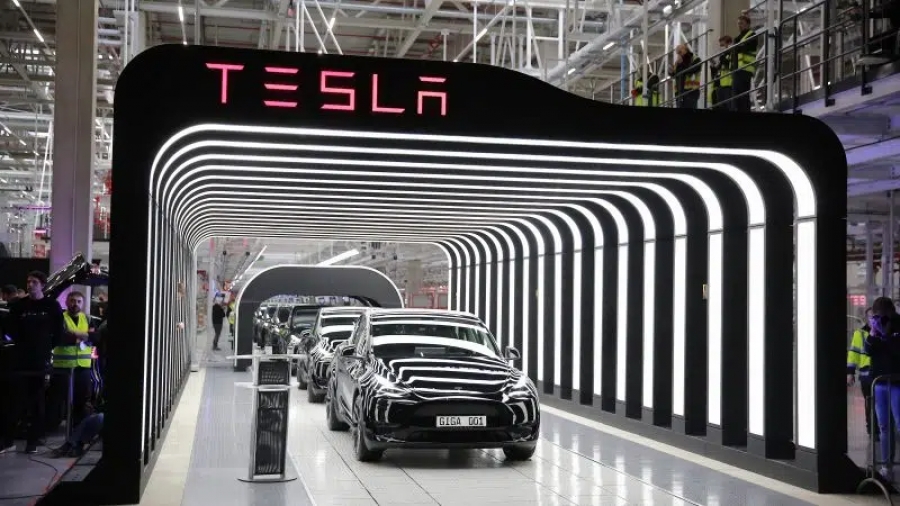 Tesla: Δεν θα ξεκινήσει την μαζική παραγωγή μπαταριών στην Γερμανία πριν από το 2024