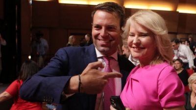 Κασσελακιάδα: Κλαίνε με μαύρο... Τζάκρη και την πέφτουν στο στιχουργό της καρδιάς τους!