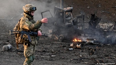 Η Ουκρανία θα ερευνήσει ακρότητες κατά Ρώσων στρατιωτών - Τα βίντεο σοκ με τους βασανισμούς και τους νεκρούς