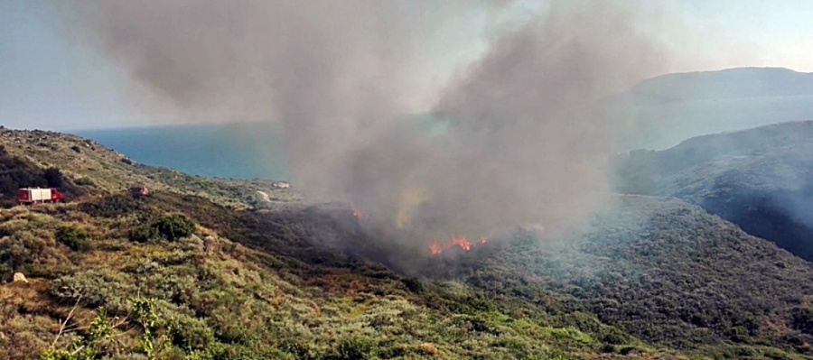 Ζάκυνθος: Σε πλήρη εξέλιξη οι πυρκαγιές σε Κοιλιωμένο και Μαχαιράδο
