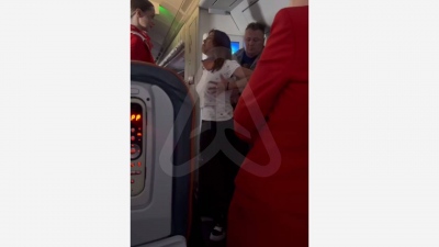 Προσπάθησε να μπει στην... Business Class σε ρωσικό αεροπλάνο και έξαλλη έδειξε το στήθος της (video)