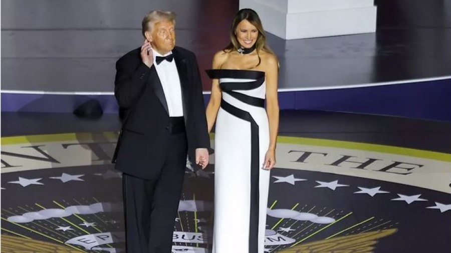 ΗΠΑ: Μετά την ορκωμοσία του 47ου προέδρου Trump, ο χορός με τη Melania και το κόψιμο τούρτας με... σπαθί