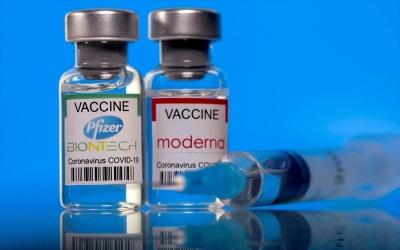 Pfizer, Moderna: Θα απαιτηθούν ενισχυτικά ετησίως για τους άνω των 50 ετών - To νέο εμβόλιο για την Omicron τον Μάρτιο