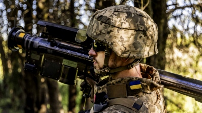 Πατάει επικίνδυνα σε δύο βάρκες ο Trump - Reuters: Οι αμερικανικές παραδόσεις όπλων στην Ουκρανία έχουν ήδη επανεκκινήσει