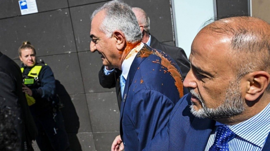 Σάλος με Pahlavi στη Γερμανία - Με μπογιές έλουσαν τον γιο του Ιρανού έκπτωτου Σάχη - Πρωτοφανή πλάνα (vid)