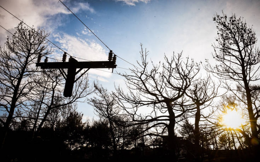 ΔΕΔΔΗΕ: Επανηλεκτροδότηση των κτισμάτων στην ανατολική Αττική μετά τη φονική πυρκαγιά
