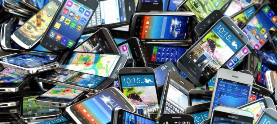 'Επειτα από μία δεκαετία κυριαρχίας στην αγορά, είναι η αρχή του τέλους του smartphone;