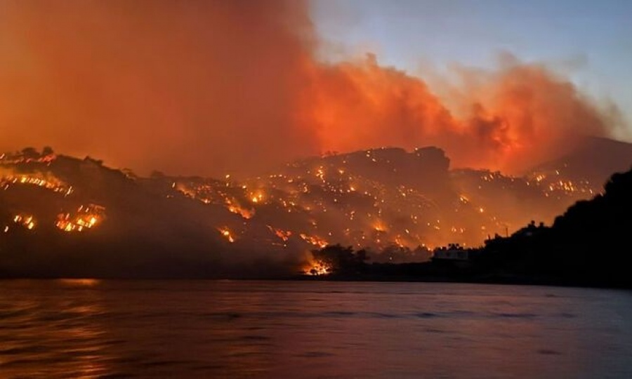 Τρομερή καταστροφή από την φωτιά στην Ιεράπετρα - 12 χιλιάδες στρέμματα γης έγιναν «στάχτη», δύσκολη η νύχτα