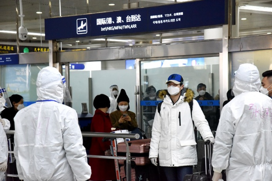 Reuters: Νέο κύμα κορωνοϊού απειλεί την Κίνα από κινέζους που επαναπατρίζονται στη χώρα