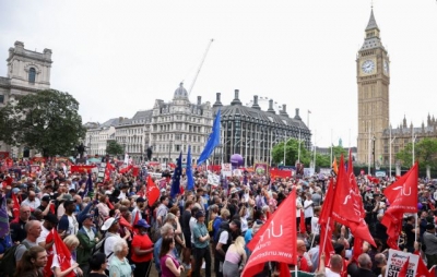 Βρετανία: Ο πληθωρισμός συρρικνώνει τα διαθέσιμα εισοδήματα – Μεγάλη διαδήλωση στο Λονδίνο κατά της ακρίβειας