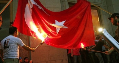 Στη Βόρεια Συρία καίνε τουρκικές σημαίες – Σύροι αντάρτες αναγκάζουν Τούρκους στρατιώτες να φιλήσουν σύμβολά τους