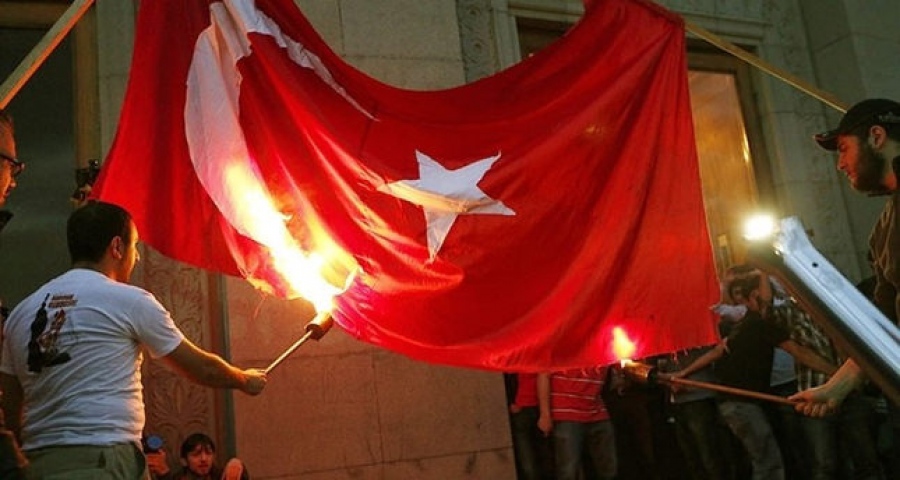 Στη Βόρεια Συρία καίνε τουρκικές σημαίες – Σύροι αντάρτες αναγκάζουν Τούρκους στρατιώτες να φιλήσουν σύμβολά τους