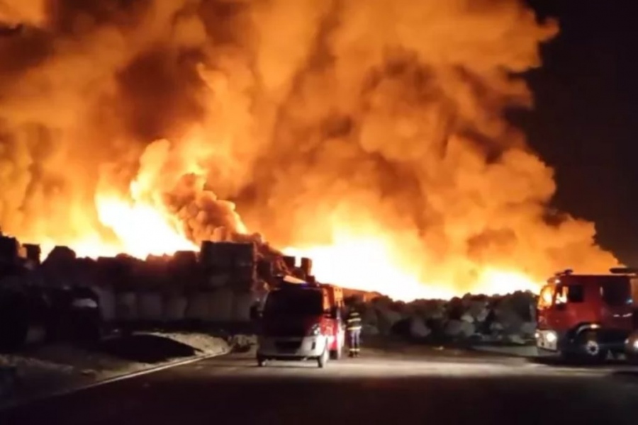 Τέλη Φεβρουαρίου και μεγάλη φωτιά στα Χανιά – Δύσκολη μάχη με τις φλόγες δίνουν  οι πυροσβέστες