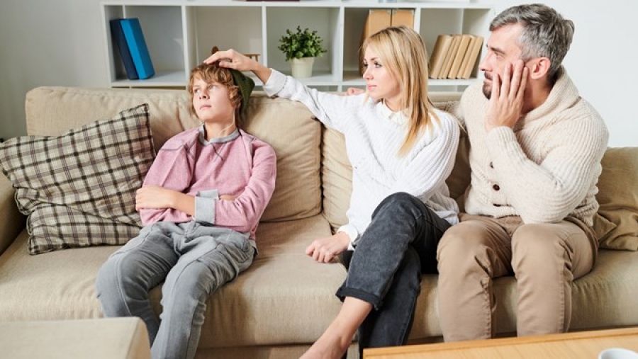 Ψυχολόγος εξηγεί πώς να διδάξουμε τους εφήβους στο δρόμο προς την ενηλικίωση