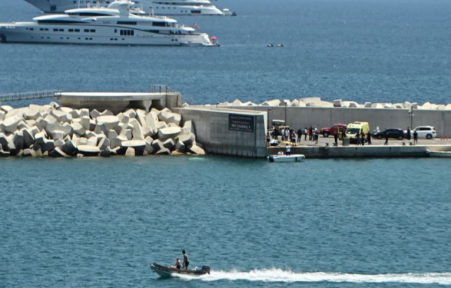 Astir Marina για πτώση ελικοπτέρου στη Βουλιαγμένη: Η εταιρεία ενεργοποίησε σχέδιο έκτακτης ανάγκης  με πλωτά φράγματα