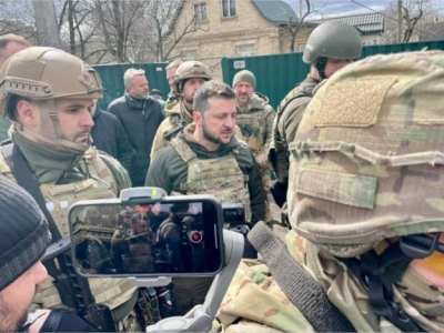 Στη Bucha o Zelensky: Η Ρωσία διαπράττει εγκλήματα πολέμου και γενοκτονία στην Ουκρανία