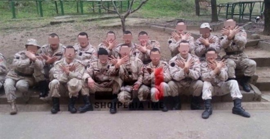 Βόρεια Μακεδονία: Σάλος με στρατιώτες που έκαναν τον αλβανικό αετό