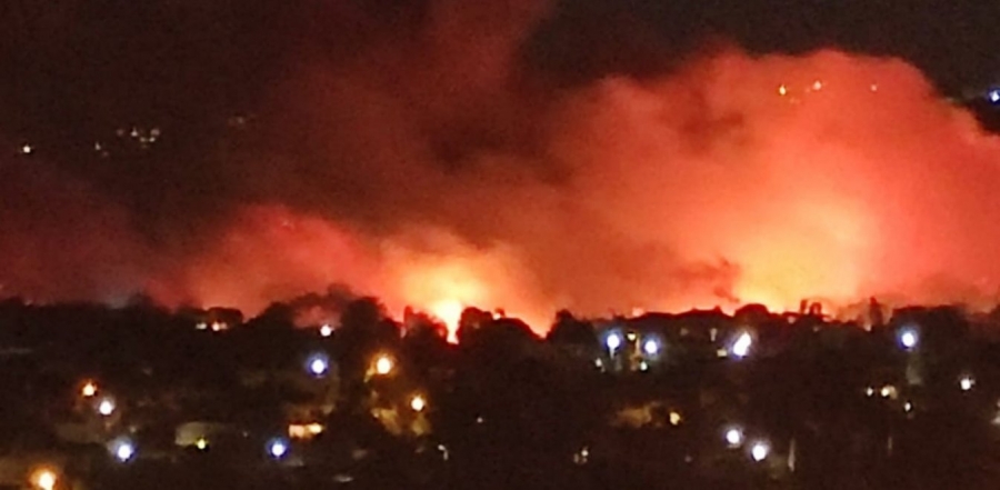 Πυρκαγιά στη Νέα Μάκρη: Μάχη να μην καούν σπίτια και εντολή εκκένωσης στους κατοίκους