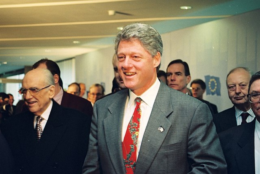 Παγκόσμια Ημέρα αυνανισμού η 28η Μαΐου - Πώς ξεκίνησαν όλα από τον... Bill Clinton και μια απόλυση