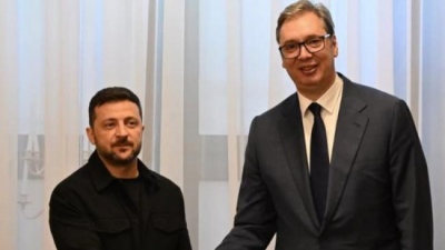 Σε 3 καρέκλες ταυτόχρονα: Γιατί το επίσημο Βελιγράδι άρχισε να φλερτάρει τόσο ενεργά με το Κίεβο;