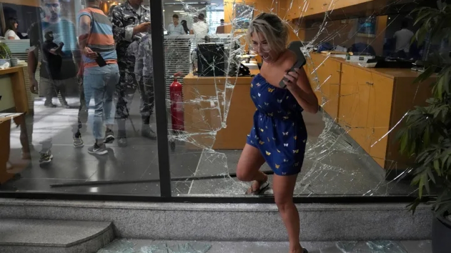 Βηρυτός: Οπλισμένη γυναίκα εισέβαλε σε τράπεζα και άρπαξε τις οικονομίες της - Δεύτερο περιστατικό μέσα σε λίγες εβδομάδες