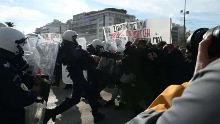 Πανεκπαιδευτικό συλλαλητήριο - Ένταση και χημικά έξω από τη Βουλή