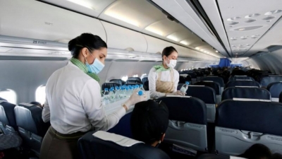 De Juniac (ΙΑΤΑ): Υποχρεωτική για πολύ καιρό ακόμη η μάσκα στα αεροπλάνα