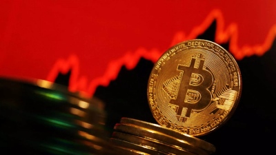 Σε ελεύθερη πτώση το Bitcoin - Χάθηκαν 300 εκατ. δολ. σε 24 ώρες, βουτιά κάτω από 63.000 δολ. - Το θρίλερ με τις 60.000 δολ.